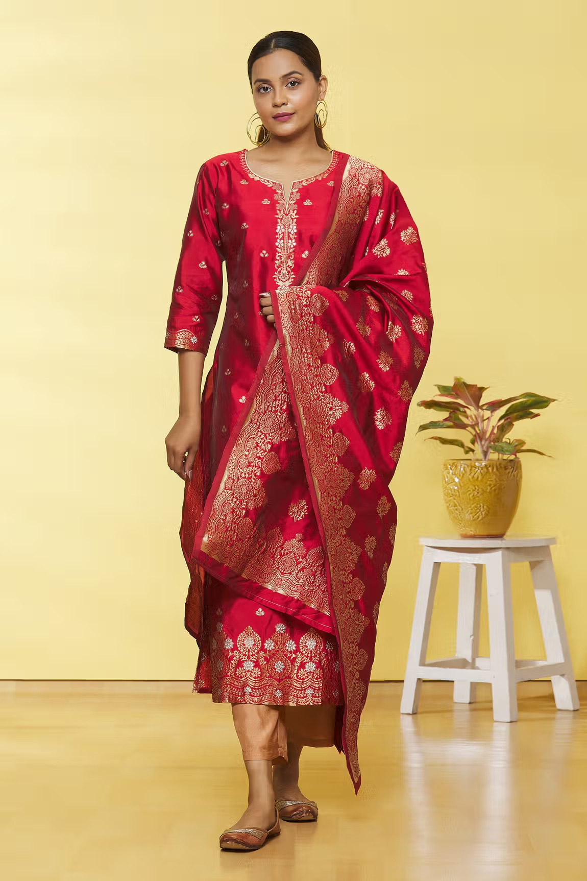 Red Silk Blend Floral Pattern Kurta Set